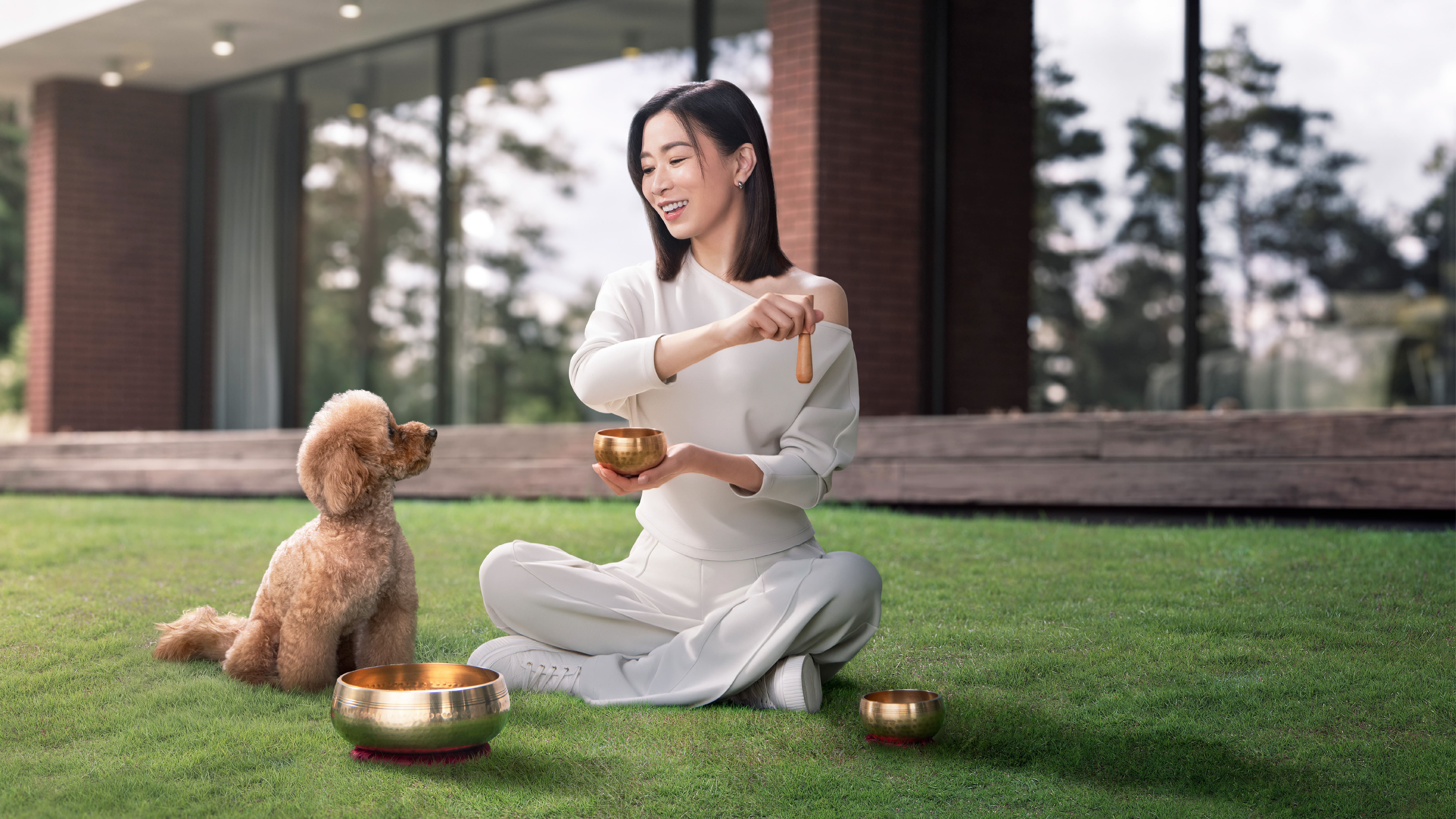 妈妈与小孩正在公园里做运动